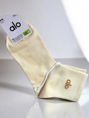 ALO Yoga Cream Ankle Socks with Gold Logo